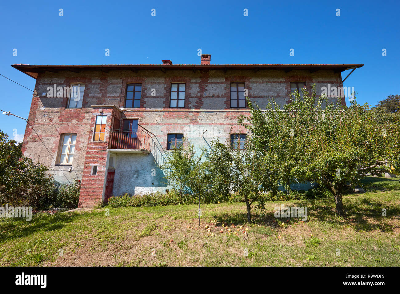 Altes Landhaus mit gemauerten Wänden an einem sonnigen Sommertag in Italien Stockfoto