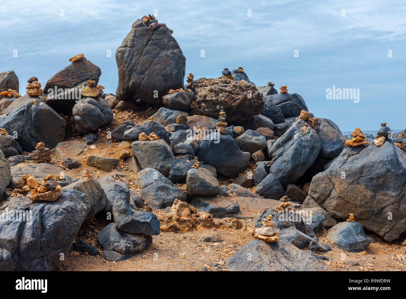 Foto von kleinen commemorative Statuen auf einer rockpile am Meer in Aruba. Stockfoto