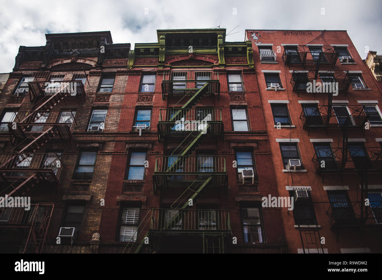 Typisch New York City Gebäude in warmen Herbstfarben mit externen Feuertreppe in China Town, New York Stockfoto