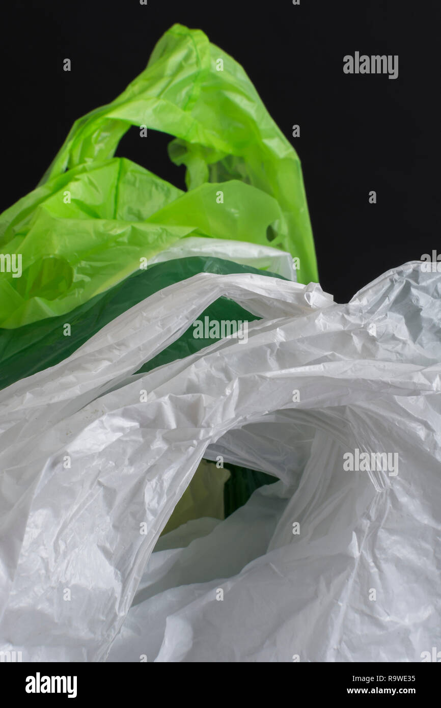 Mehrere Kunststoff Einkaufstaschen/Tragetaschen. Metapher Plastiktüte steuern, Tasche, Krieg auf Kunststoff, Kunststoff Verschmutzung UK. Als identifizierbar Farben RM. Stockfoto