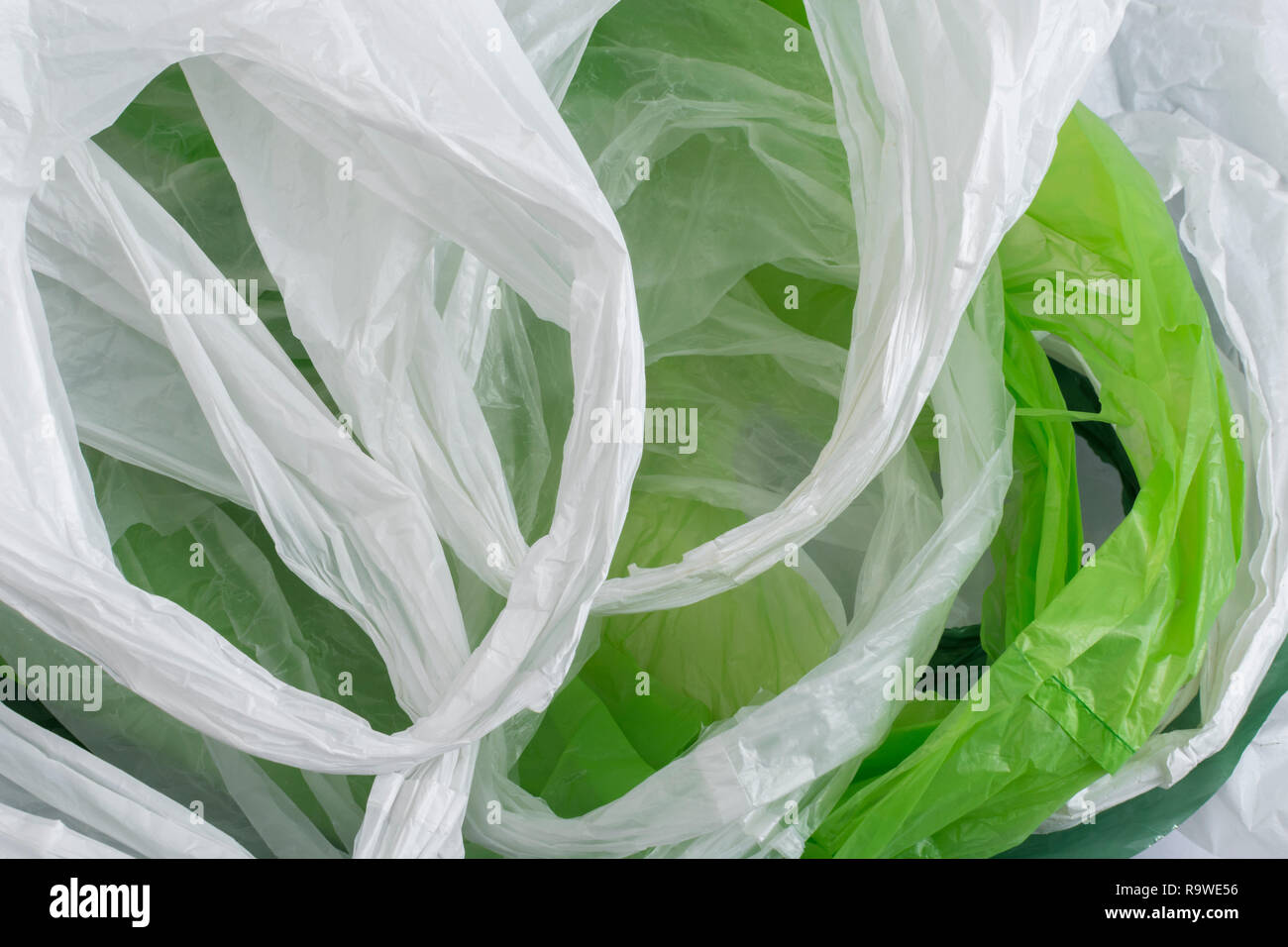 Mehrere Einkaufstaschen aus Kunststoff/Tragetaschen. Für Plastiktütensteuer, Gepäckgebühr, Krieg gegen Kunststoff, Kunststoffverschmutzung UK, Haufen-RM als erkennbare Farben. Stockfoto