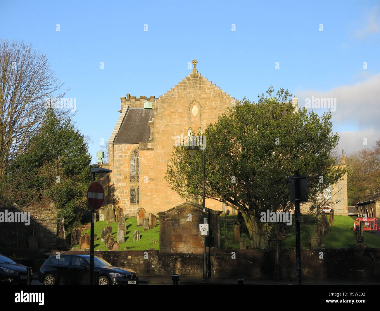 Im neugotischen Stil gebaut, Neue kilpatrick Pfarrkirche steht stolz in der Sonne bei Bearsden Kreuz, einem Vorort NW von Glasgow Stockfoto