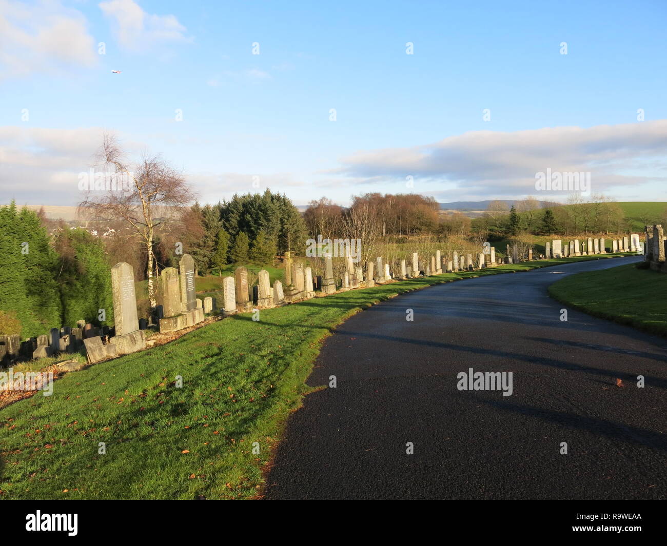 Blick auf die Grabsteine und Kreuze auf einem hellen Winter am Neuen Kilpatrick Friedhof, eine schöne Einstellung auf Boclair Hill, Bearsden, gasgow. Stockfoto