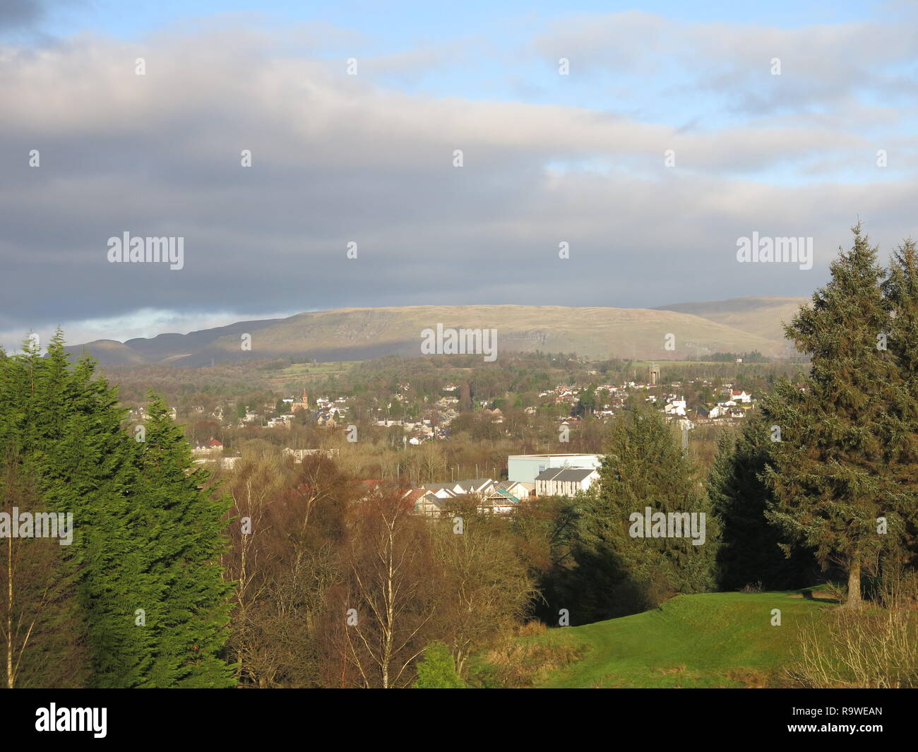 Ein Blick in Richtung Milngavie und die Campsie Fells, von neuen Kilpatrick Friedhof auf Boclair Straße, Bearsden, Glasgow; Dezember 2018 Stockfoto