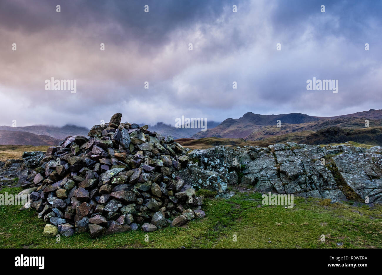 Die Langdale Pikes vom Gipfel des Silber wie, in der Nähe von Grasmere, Lake District, Cumbria gesehen Stockfoto