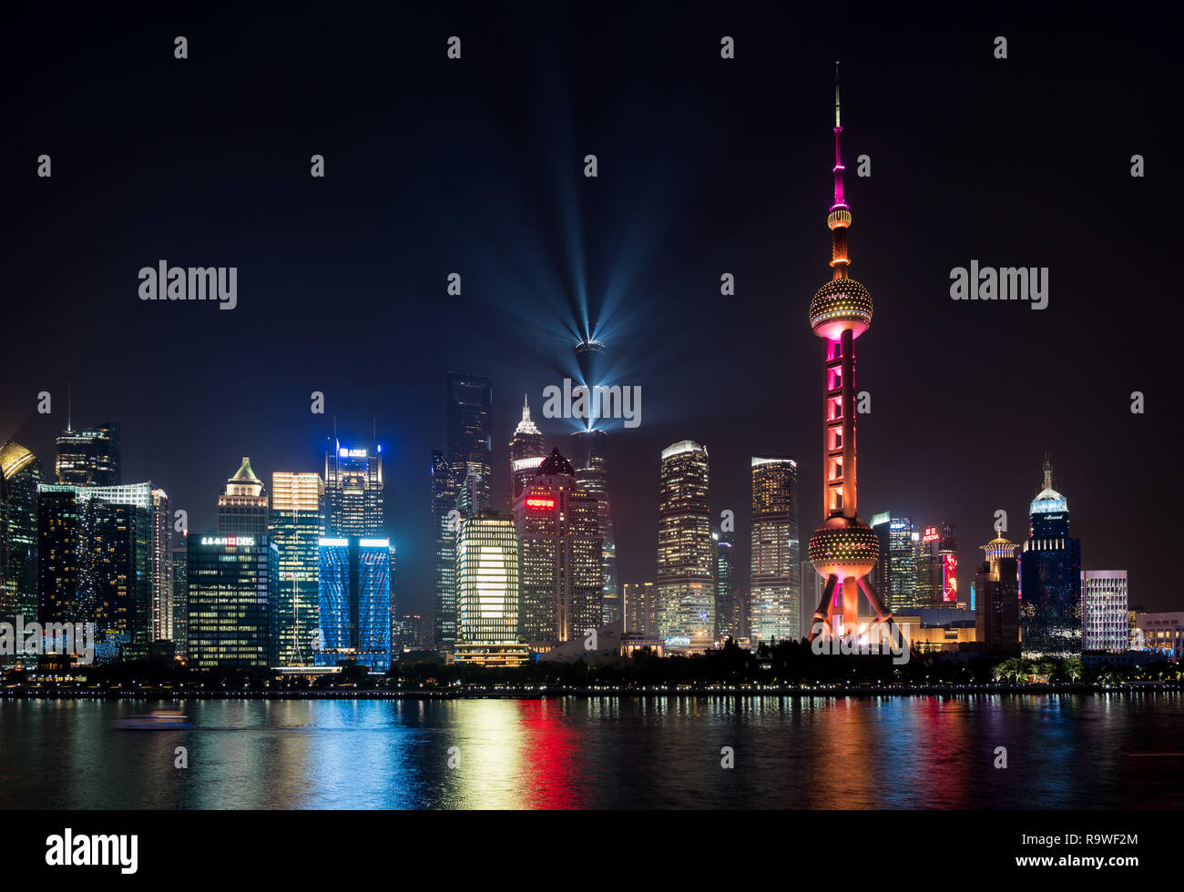 Skyline der Stadt Shanghai bei Nacht Stockfoto