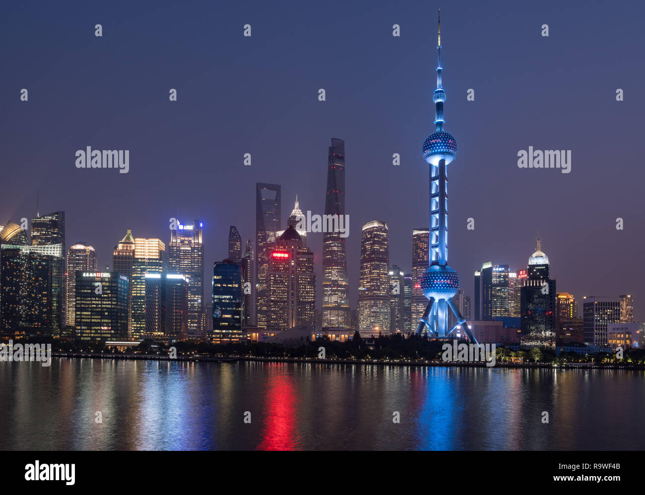 Skyline der Stadt Shanghai bei Nacht Stockfoto