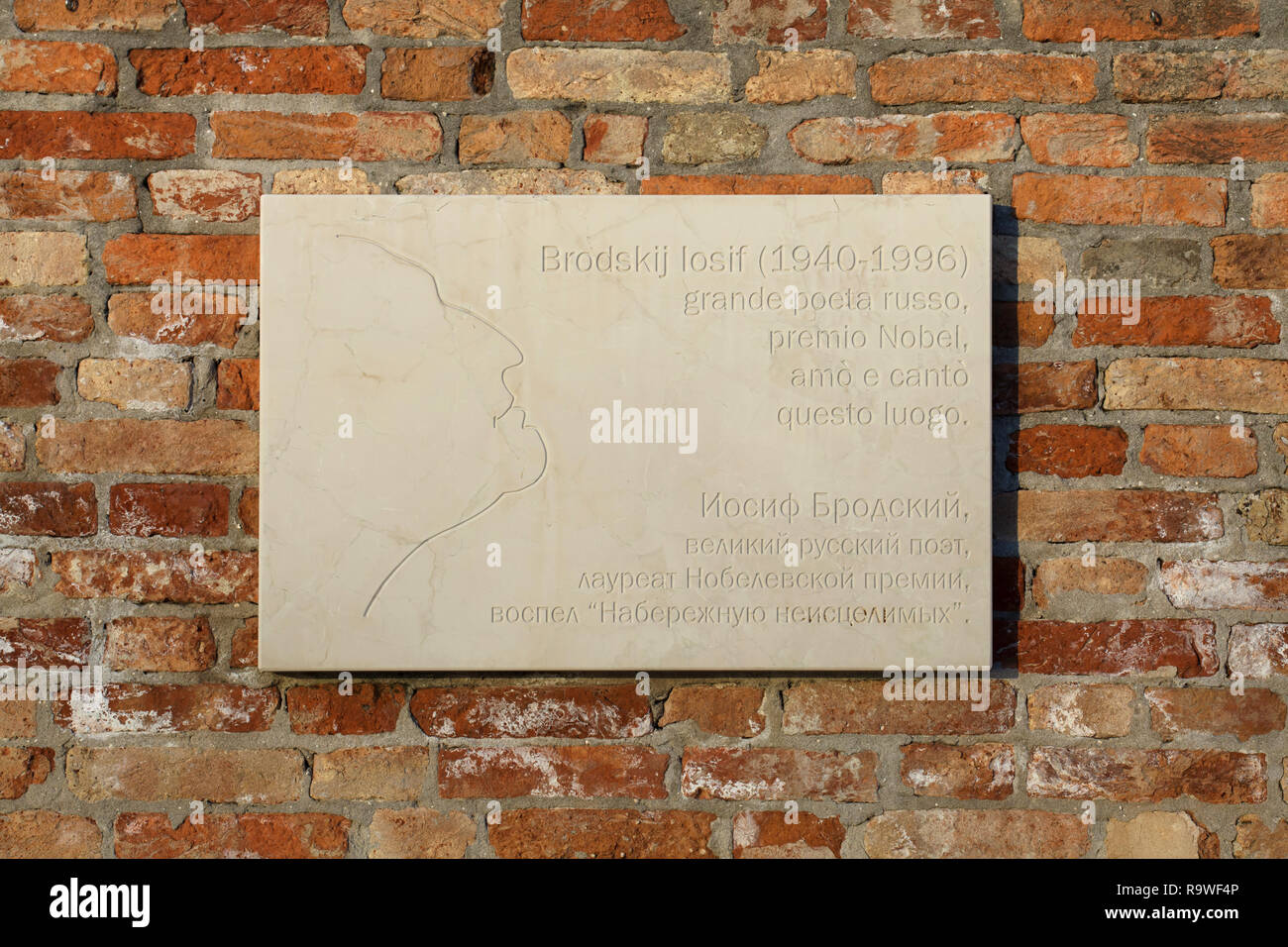 Gedenktafel russische Dichter Joseph Brodsky am Fondamenta delle Zattere zuvor als Fondamenta degli incurabili in Venedig, Italien gewidmet. Text in Russisch und Italienisch bedeutet: große russische Dichter Joseph Brodsky, der Nobelpreisträger, verherrlicht die Fondamenta degli incurabili. Stockfoto