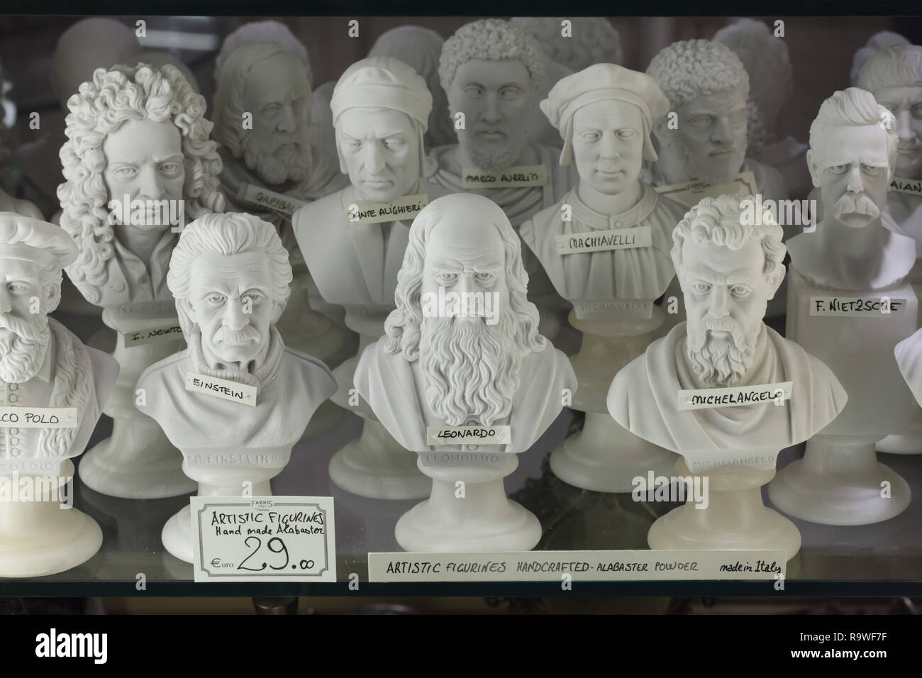 Handgefertigte alabaster Büsten von berühmten Personen auf den Verkauf in einem Souvenirshop in Venedig, Italien. Büsten von Albert Einstein, Leonardo da Vinci, Michelangelo Buonarroti, Isaac Newton, Dante Alighieri, Niccolò Machiavelli, Friedrich Nietzsche und der Römische Kaiser Marcus Aurelius sind unter anderen gesehen. Stockfoto