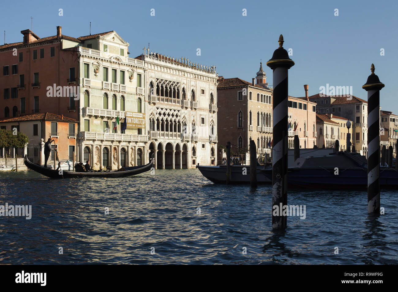 Ca' d'Oro (Palazzo Santa Sofia) am Grand Canal (Canal Grande) in Venedig, Italien. Der Palast ist das Gehäuse jetzt der Galleria Giorgio Franchetti. Palazzo Giusti ist auf der linken Seite gesehen. Stockfoto