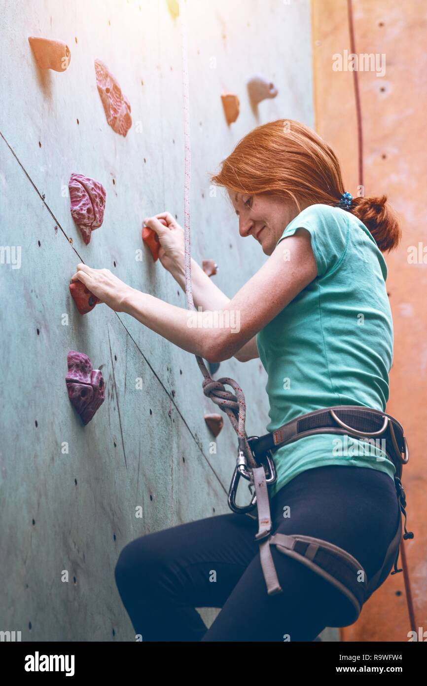 Bouldern, Mädchen klettern an der Wand hoch Stockfoto