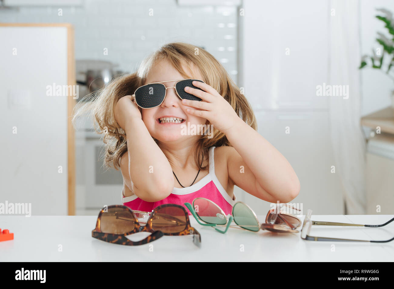 Portrait von niedlichen kleinen Mädchen versuchen, eine Schutzbrille zu tragen. Stockfoto