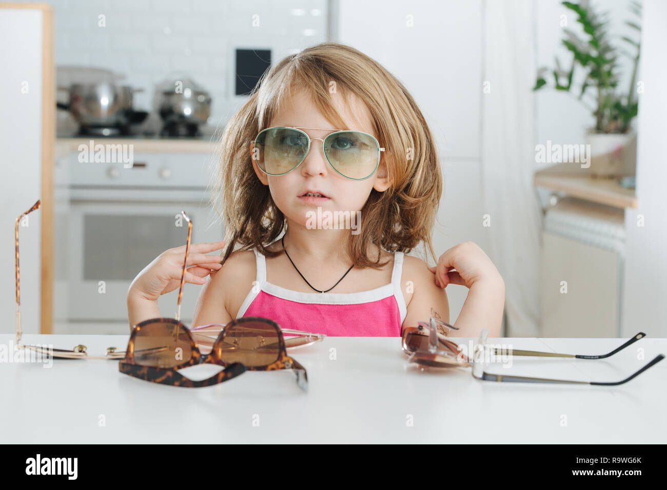 Portrait von niedlichen kleinen Mädchen versuchen, eine Schutzbrille zu tragen. Stockfoto