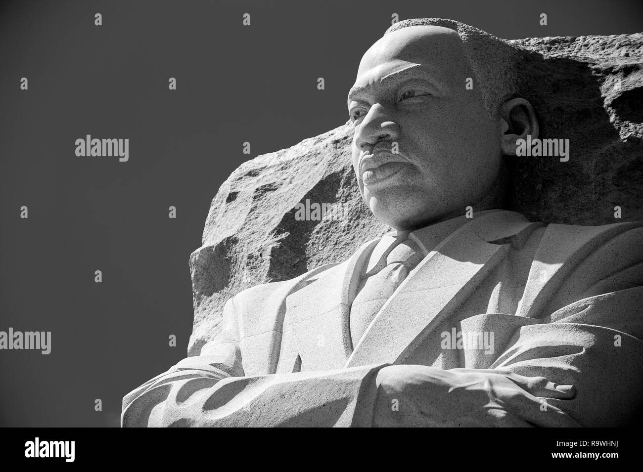 WASHINGTON DC - ca. August 2018: Das Porträt statue am Martin Luther King Jr. Memorial unter hellem Sonnenlicht in feierlicher Schwarz und Weiß Stockfoto