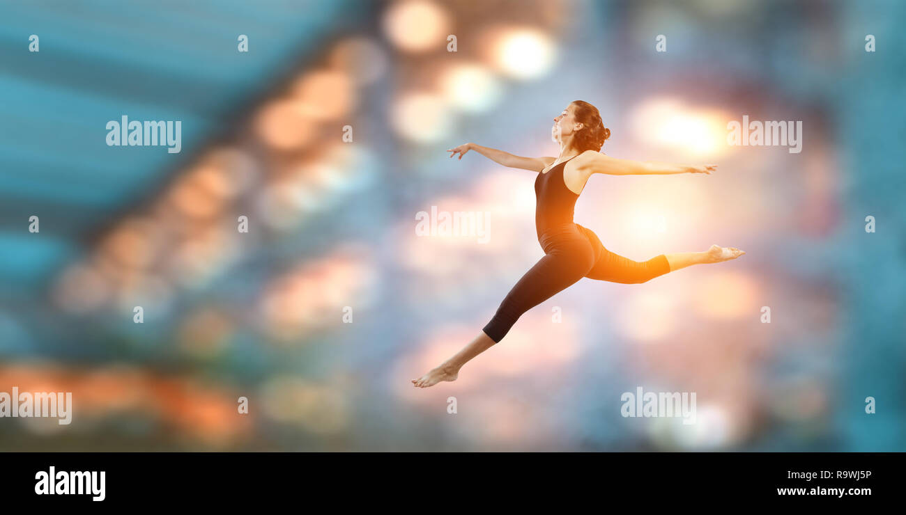 Gymnast Mädchen in Springen Mixed Media Stockfoto