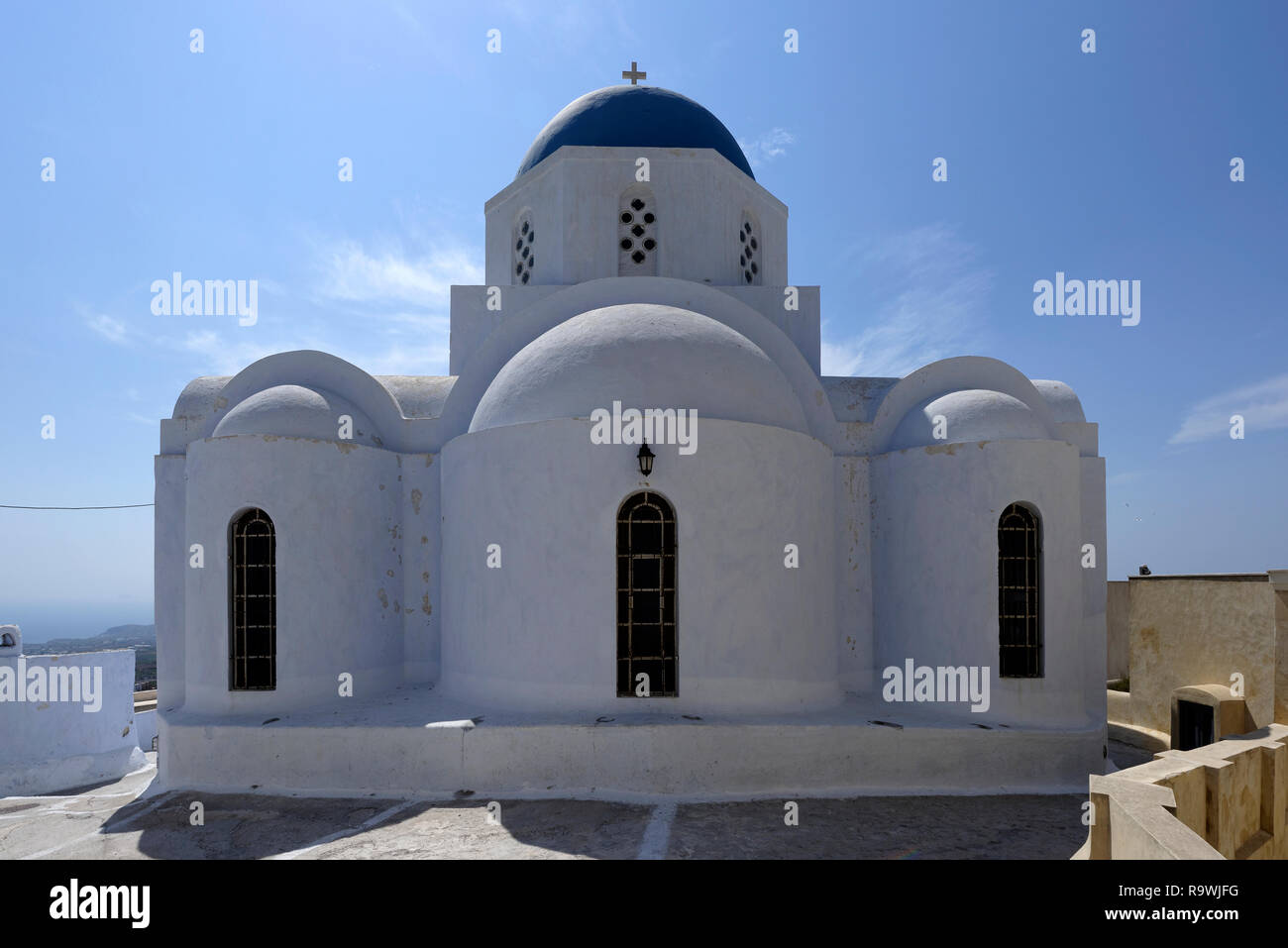 Rückansicht der weiß getünchten Kirche von Saint (Agia) Gassville dominiert die Skyline des Dorfes Pyrgos, Santorini, Griechenland. Die heutige Kirche wa Stockfoto