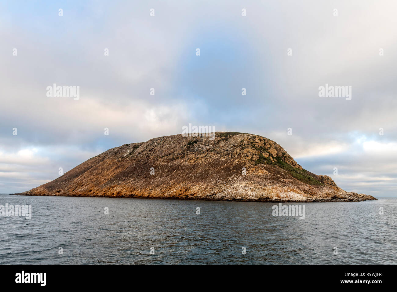 Eine kleine Insel vor den Toren eines größeren Channel Island in Südkalifornien zeigt seine Robustheit und Isolation. Stockfoto