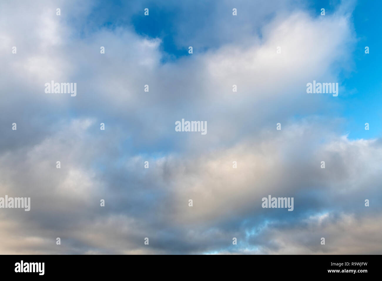 In der Nähe von früh morgens Wolken über dem blauen Himmel treiben. Stockfoto