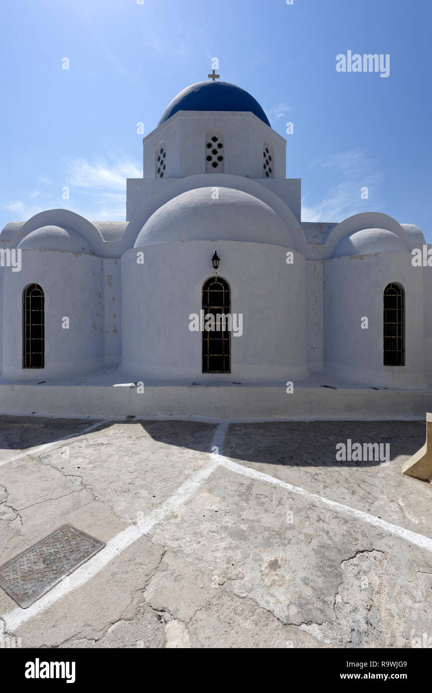 Rückansicht der weiß getünchten Kirche von Saint (Agia) Gassville dominiert die Skyline des Dorfes Pyrgos, Santorini, Griechenland. Die heutige Kirche wa Stockfoto