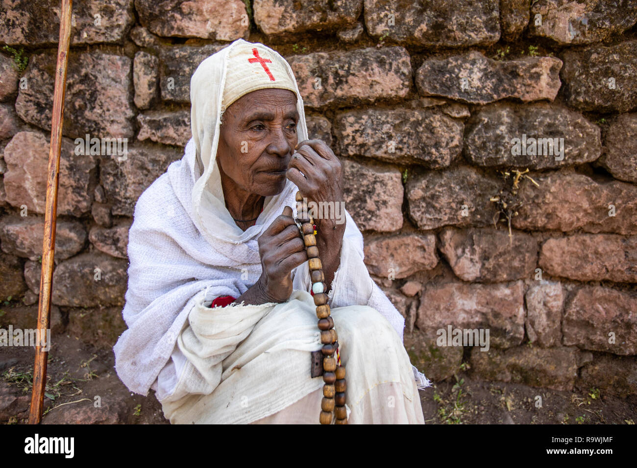 Anbeter am Felsen Kirche Haus der Retter der Welt in Lalibela, Äthiopien Stockfoto