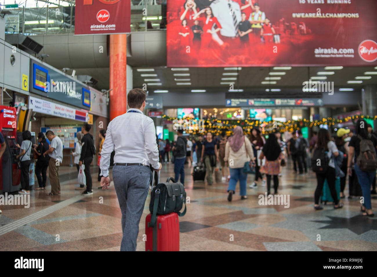 Reisende mit Gepäck wandern in KL Sentral Terminal, Malaysia größte Intermodaler Transport Hub, Anschluss Intercity für Pendler Stockfoto