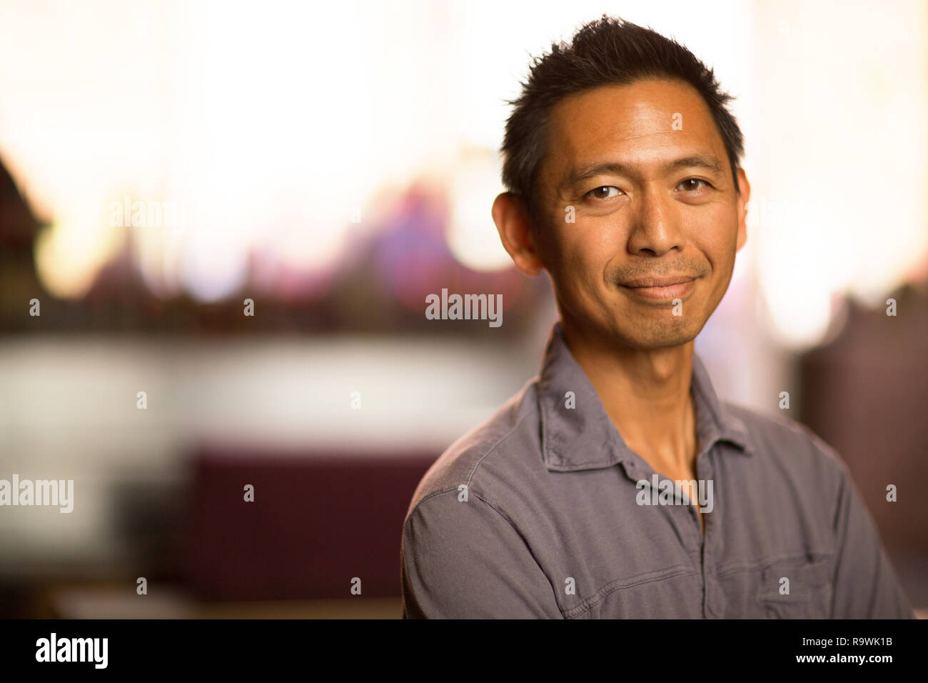Porträt eines gesunden mittleren Alter asiatischer Mann lächelnd. Stockfoto