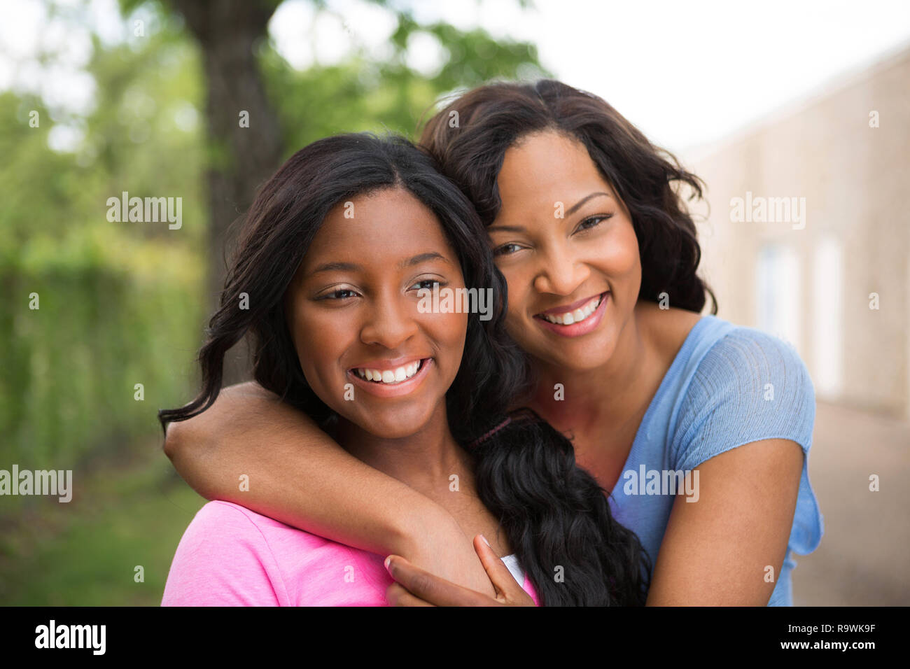 Portrait einer afrikanischen amerikanischen Mutter und ihrer Tochter. Stockfoto
