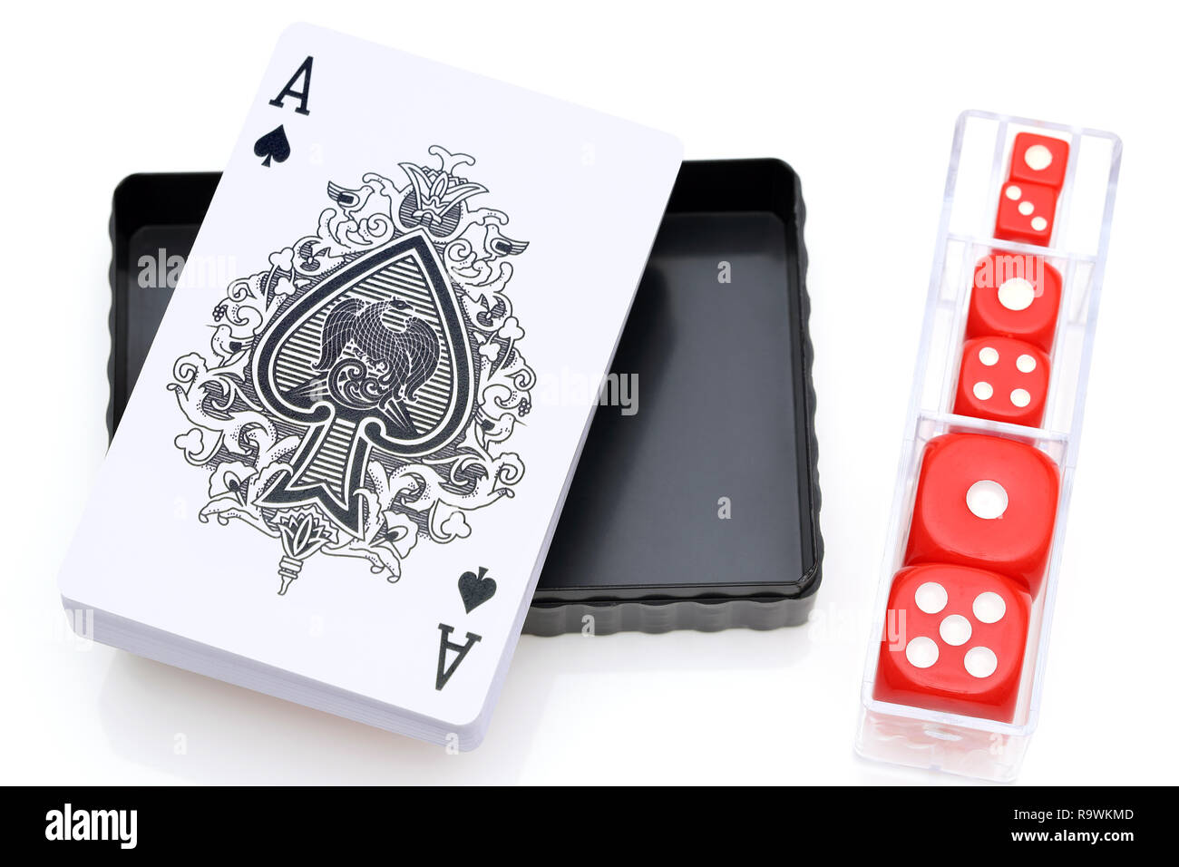 Karten und Würfel für Spiel auf weißem Hintergrund Stockfoto