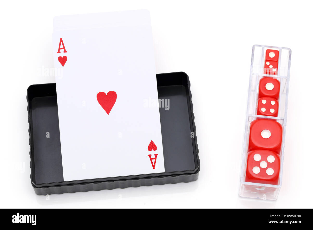 Karten und Würfel für Spiel auf weißem Hintergrund Stockfoto