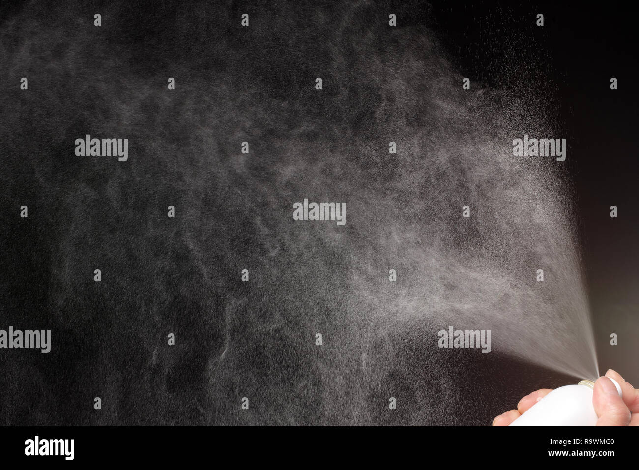 Ein trace mit Spray in einem schwarzen Hintergrund gespritzt Stockfoto