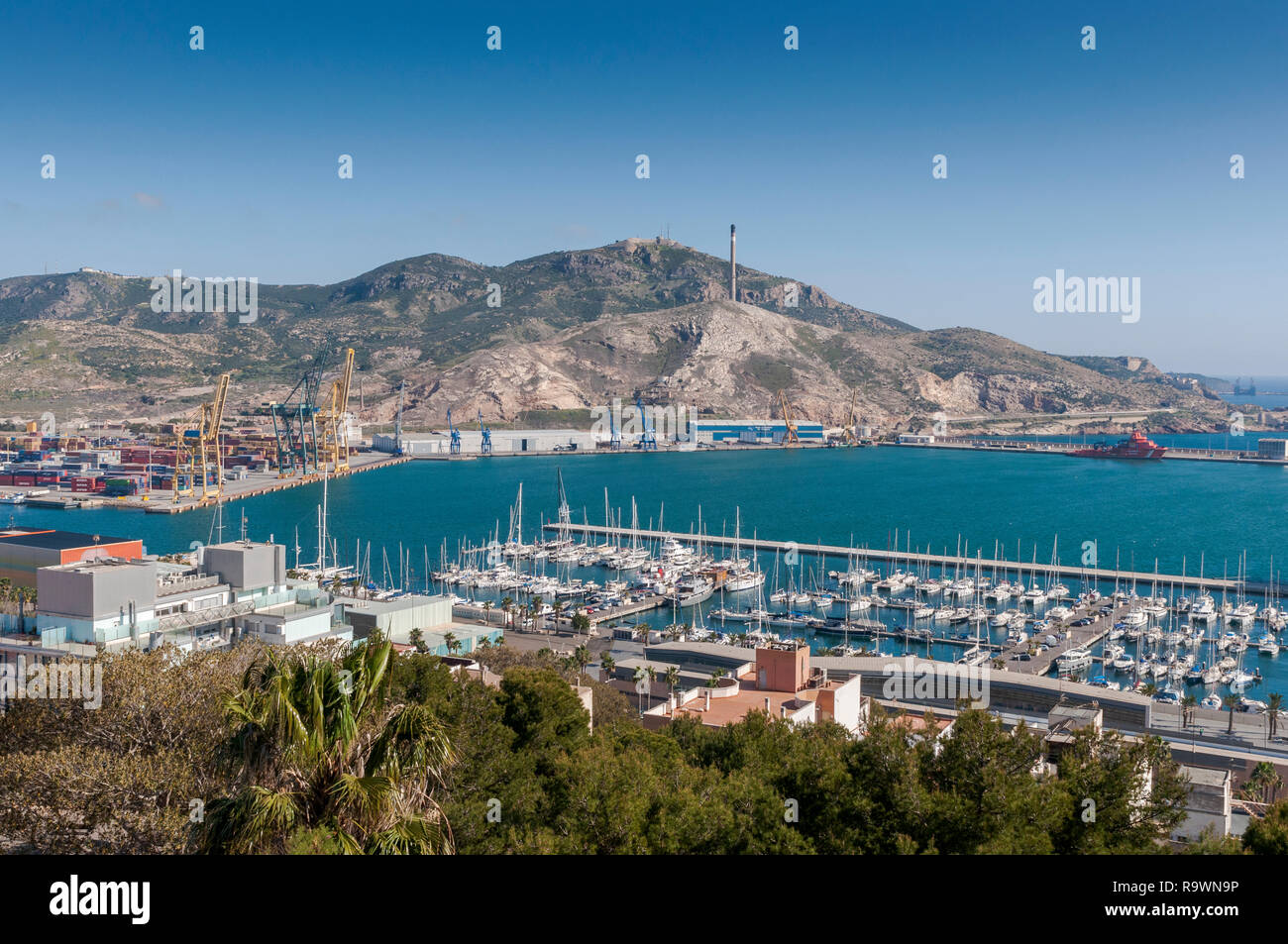 Blick auf den Hafen von kommerziellen und touristischen Dock von Cartagena, in der Provinz Murcia, Spanien. Stockfoto