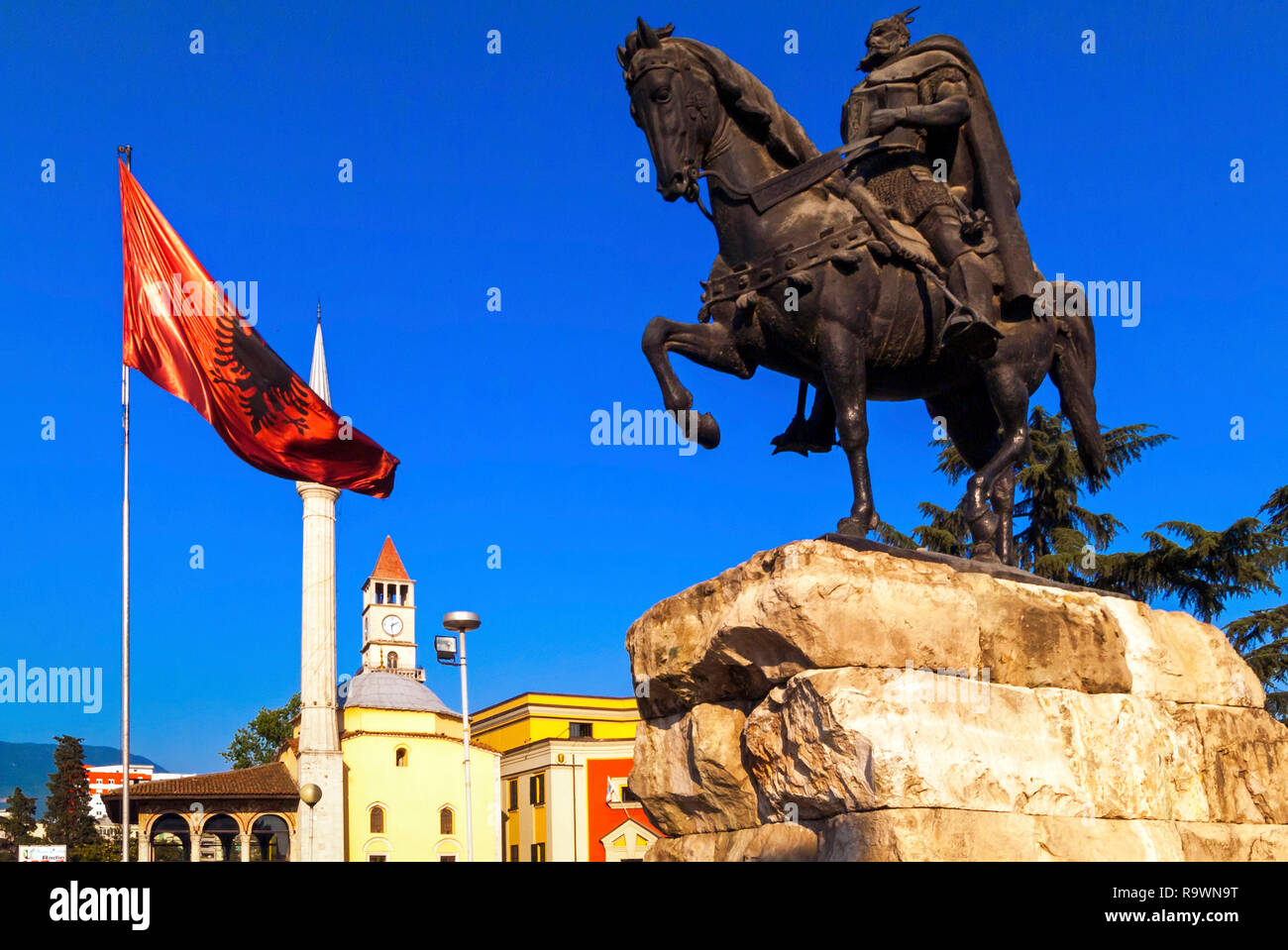 Skanderberg Reiterstandbild, Ethem Bay Moschee, Clock Tower und Square, Tirana, Albanien Stockfoto