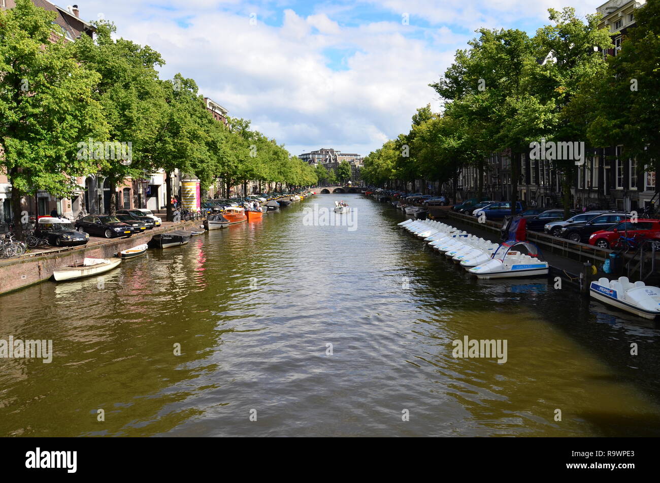 Blick auf die Stadt mit Kanal in Amsterdam, Niederlande. Stockfoto