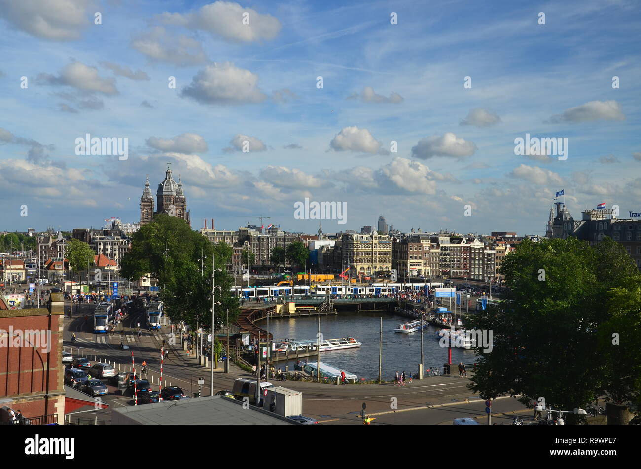 Blick auf die Stadt mit Kanal in Amsterdam, Niederlande. Stockfoto