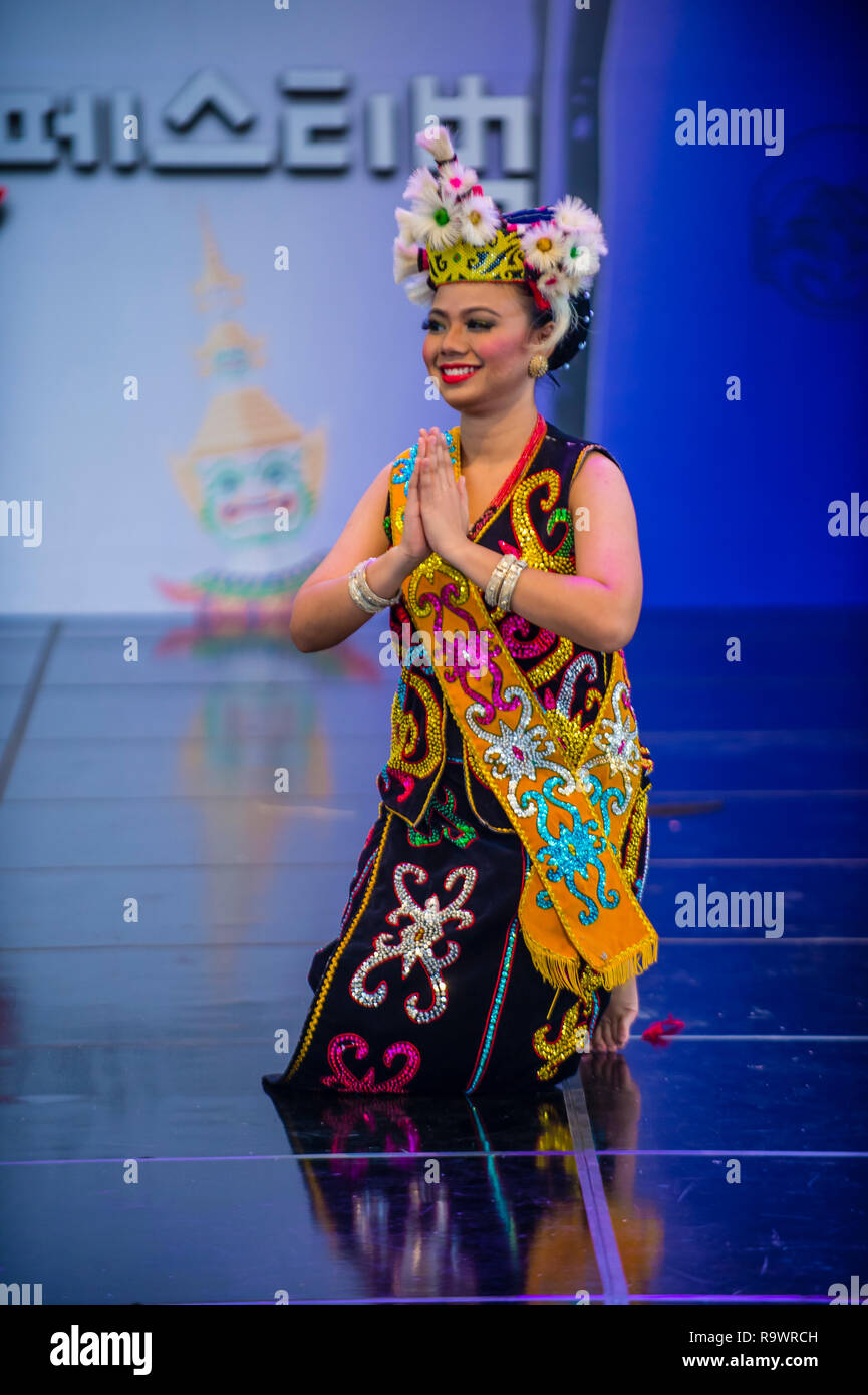 Tänzerin aus Anak Seni asia Dance Groupe aus Malaysia treten auf dem Maskdance Festival in Andong Südkorea auf Stockfoto