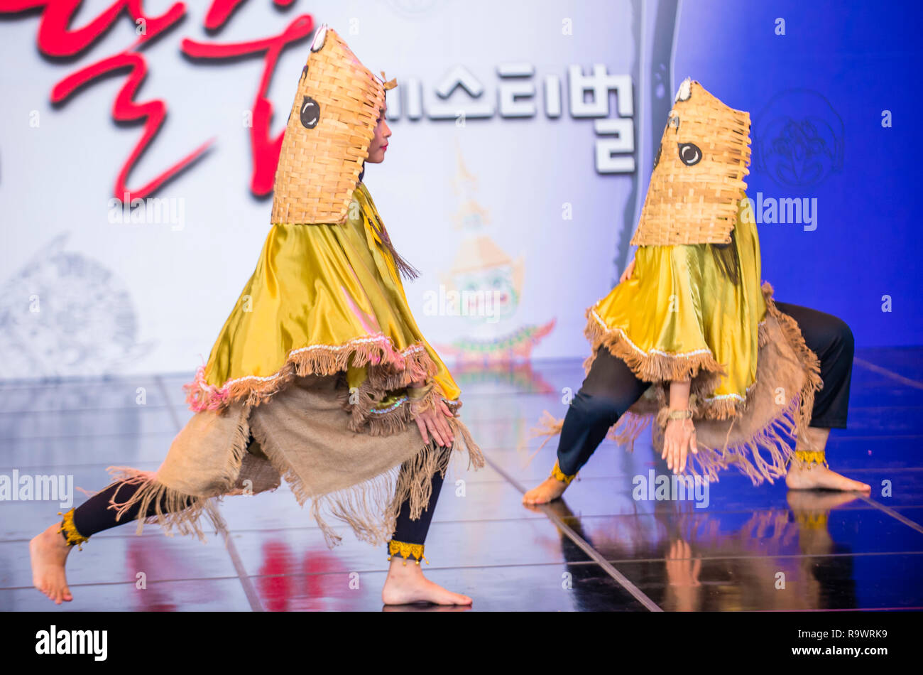 Indonesische Tänzerinnen von SMA Nasima Semaran Tanzgruppe treten auf dem Maskentanzfestival in Andong Südkorea auf Stockfoto