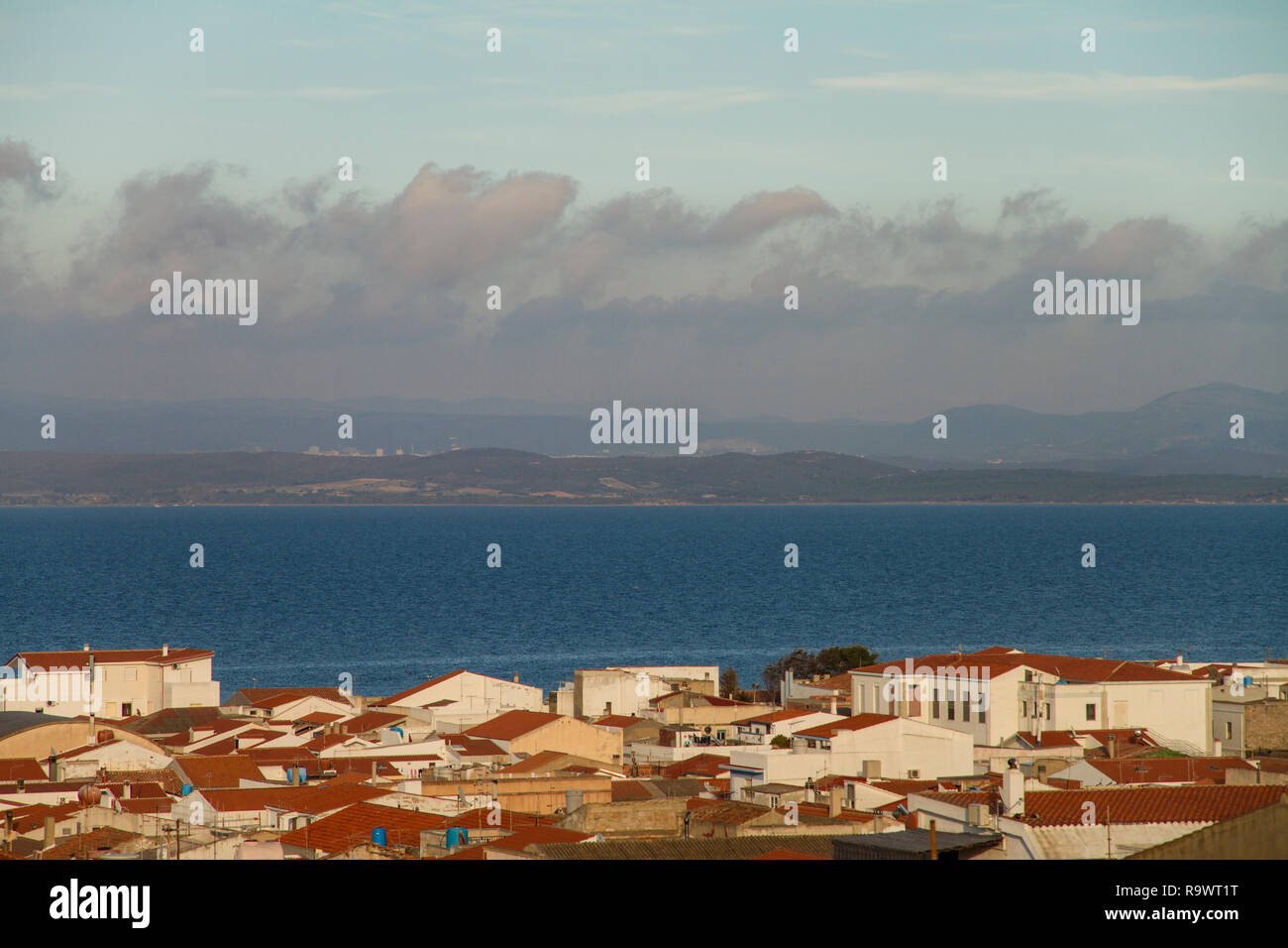 Blick auf die Dächer von einem Land in Sardinien mit einem abwechslungsreichen Himmel in Schichten, erzeugt eine angenehme optische Wirkung Stockfoto