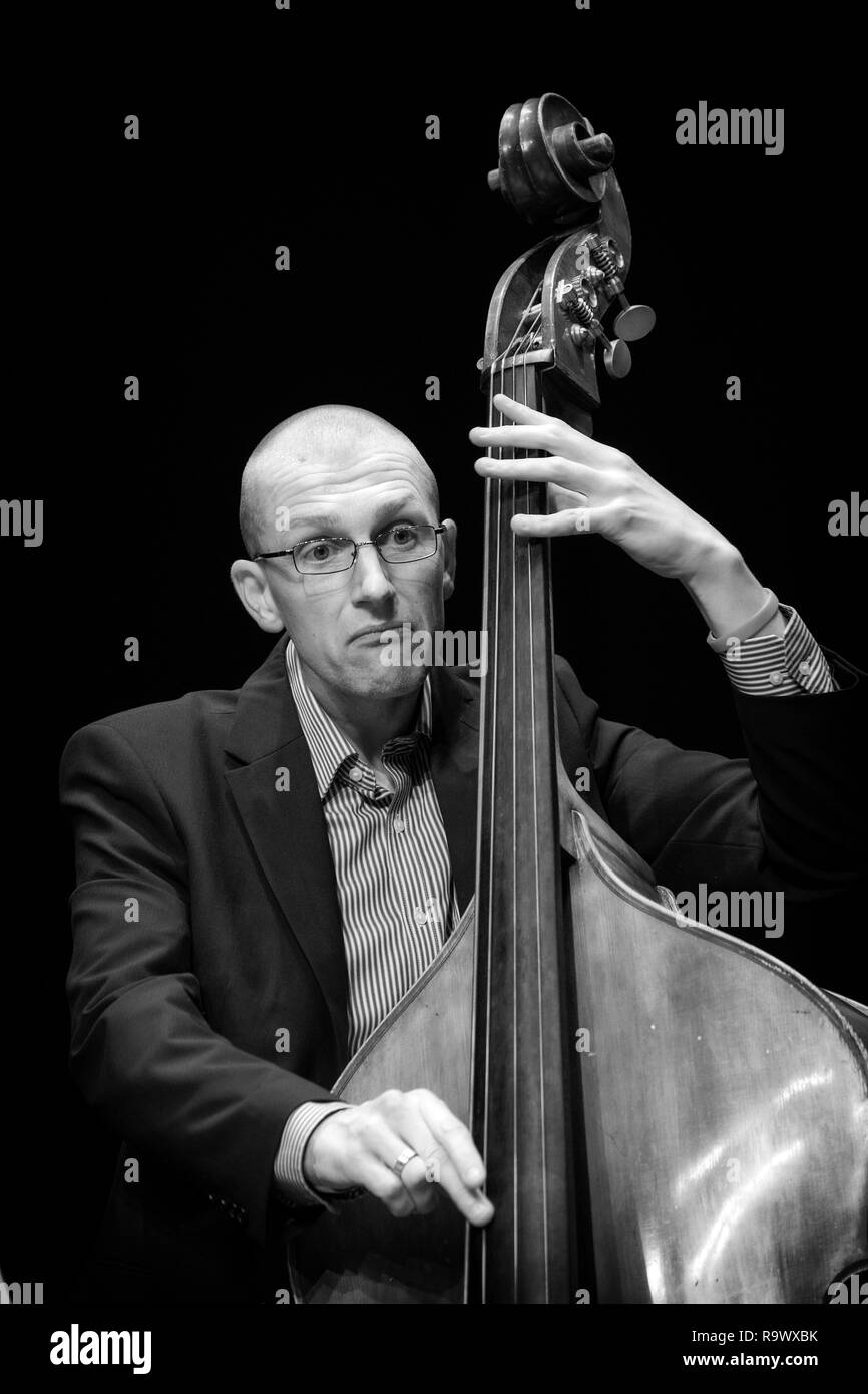 Paul Baxter Spielt Kontrabass mit sieben Silberlinge, Scarborough Jazz Festival 2017 Stockfoto