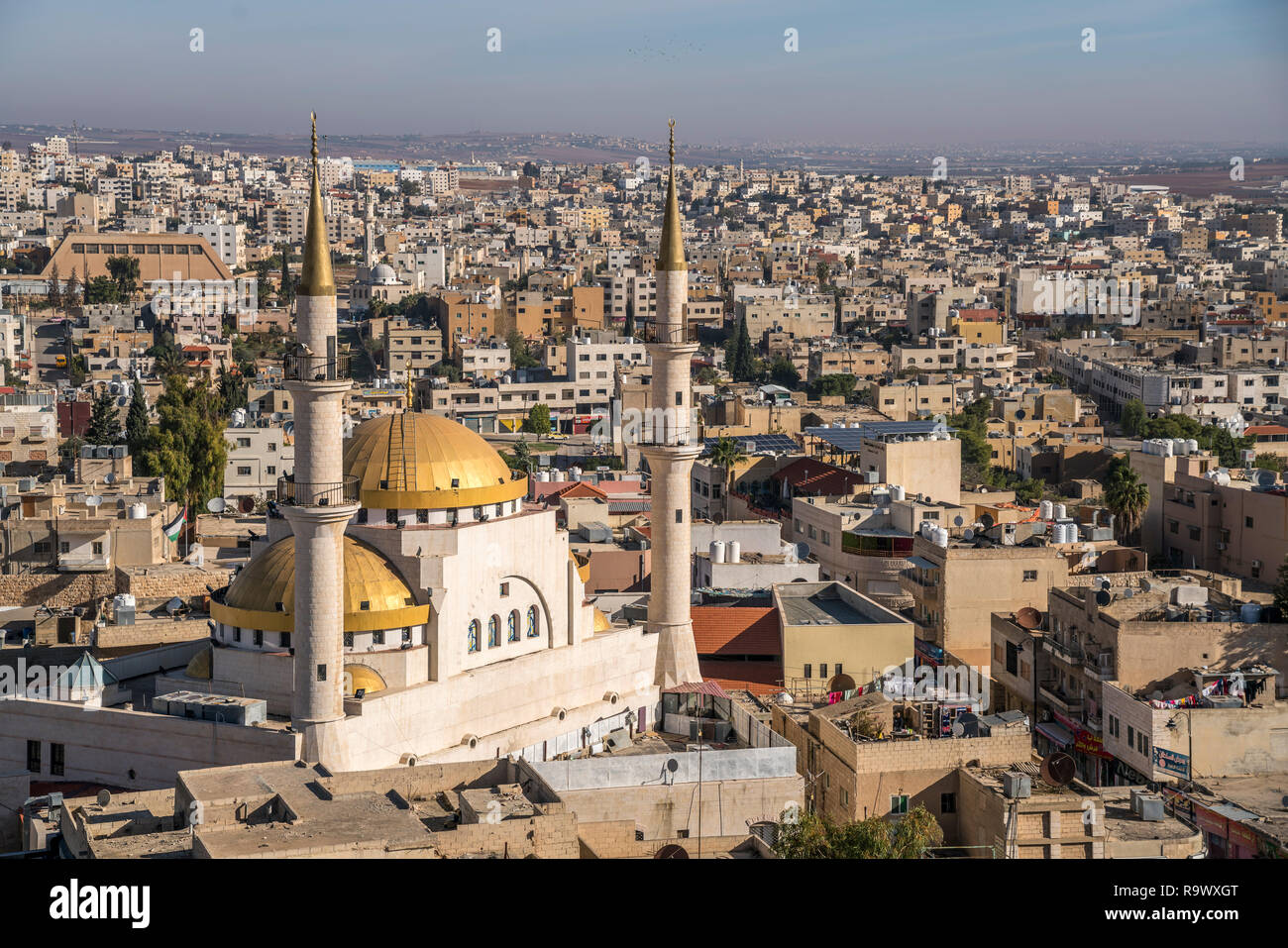 Stadtansicht mit König Hussein Moschee, Madaba, Jordanien, Asien | Blick auf die Stadt mit König Hussein Moschee, Madaba, Jordanien, Asien Stockfoto