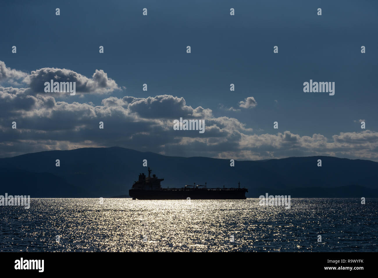 Silhouette Tanker über blauen Himmel Stockfoto