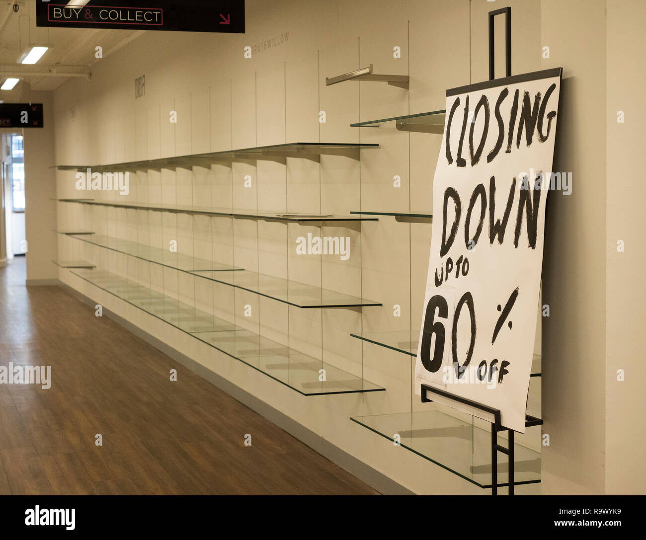 Schließung von Zeichen und leere Regale im House of Fraser store, Shrewsbury, England, Großbritannien Stockfoto