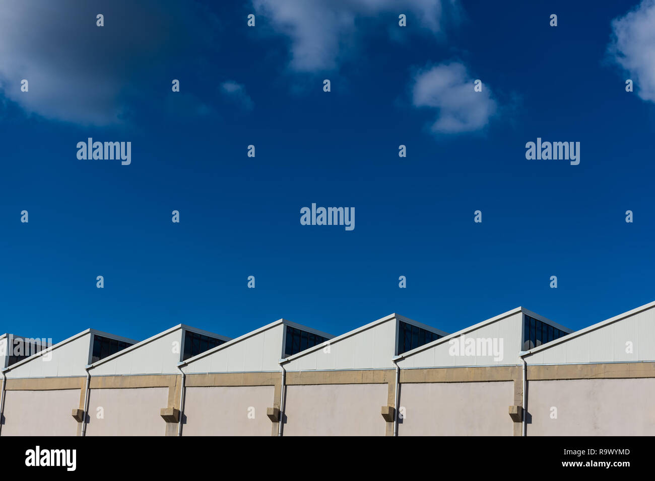 Blick über die Dächer im Werk an einem sonnigen Tag über blauer Hintergrund Stockfoto