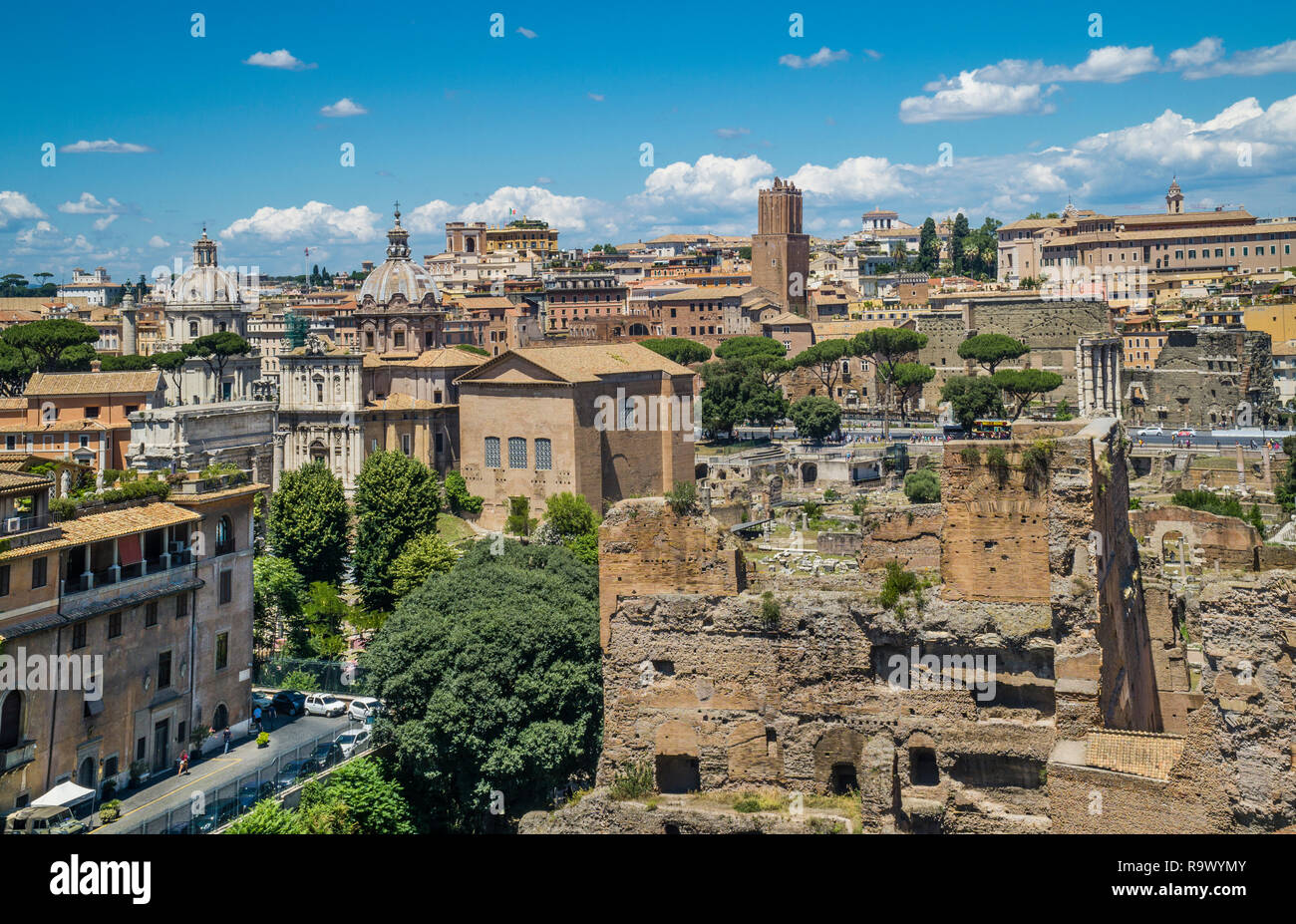 Blick auf den Tempel des Divus Augustus und das Kapitol vom Palatin, Forum Romanum, Rom, Italien Stockfoto