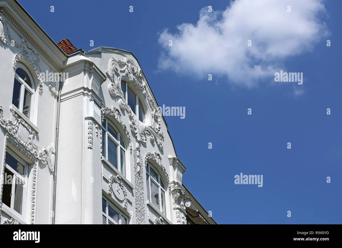 Jugendstilgebäude mit Cloud Stockfoto