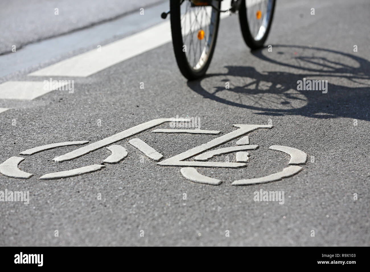 Bike Piktogramm auf Radweg Stockfoto
