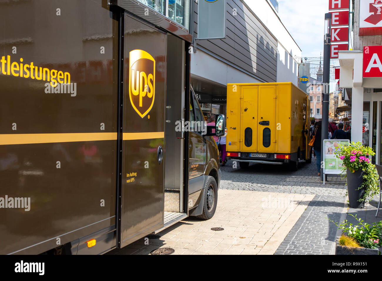Dhl lieferfahrzeug Fotos und Bildmaterial in hoher Auflösung Alamy