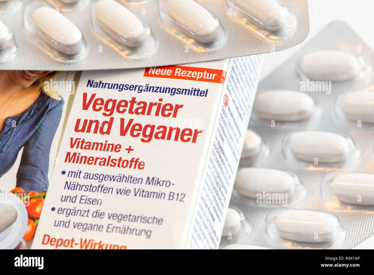 Vitamin tabletten Packs, die Vorbereitung soll die Vitamin und Mineralien Mangel zu ergänzen, indem es vegetarische oder vegane Ernährung, Stockfoto