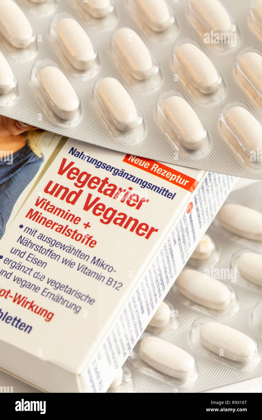 Vitamin tabletten Packs, die Vorbereitung soll die Vitamin und Mineralien Mangel zu ergänzen, indem es vegetarische oder vegane Ernährung, Stockfoto