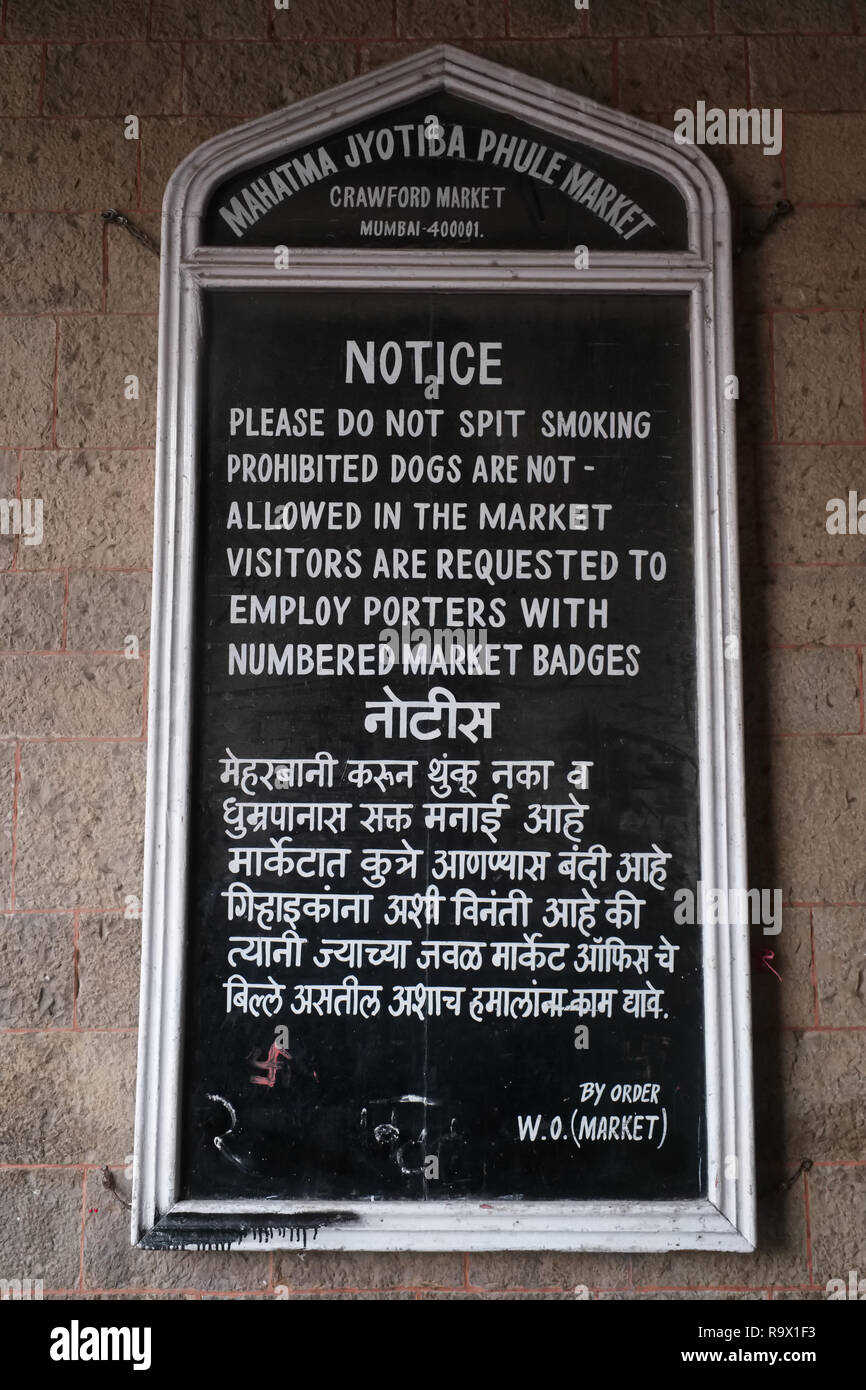Ein Schild im Mahatma Jyotiba Phule Market oder Crawford Market, ein Obst- und Gemüsemarkt, Mumbai, Indien; mit Anweisungen für Besucher und Käufer Stockfoto