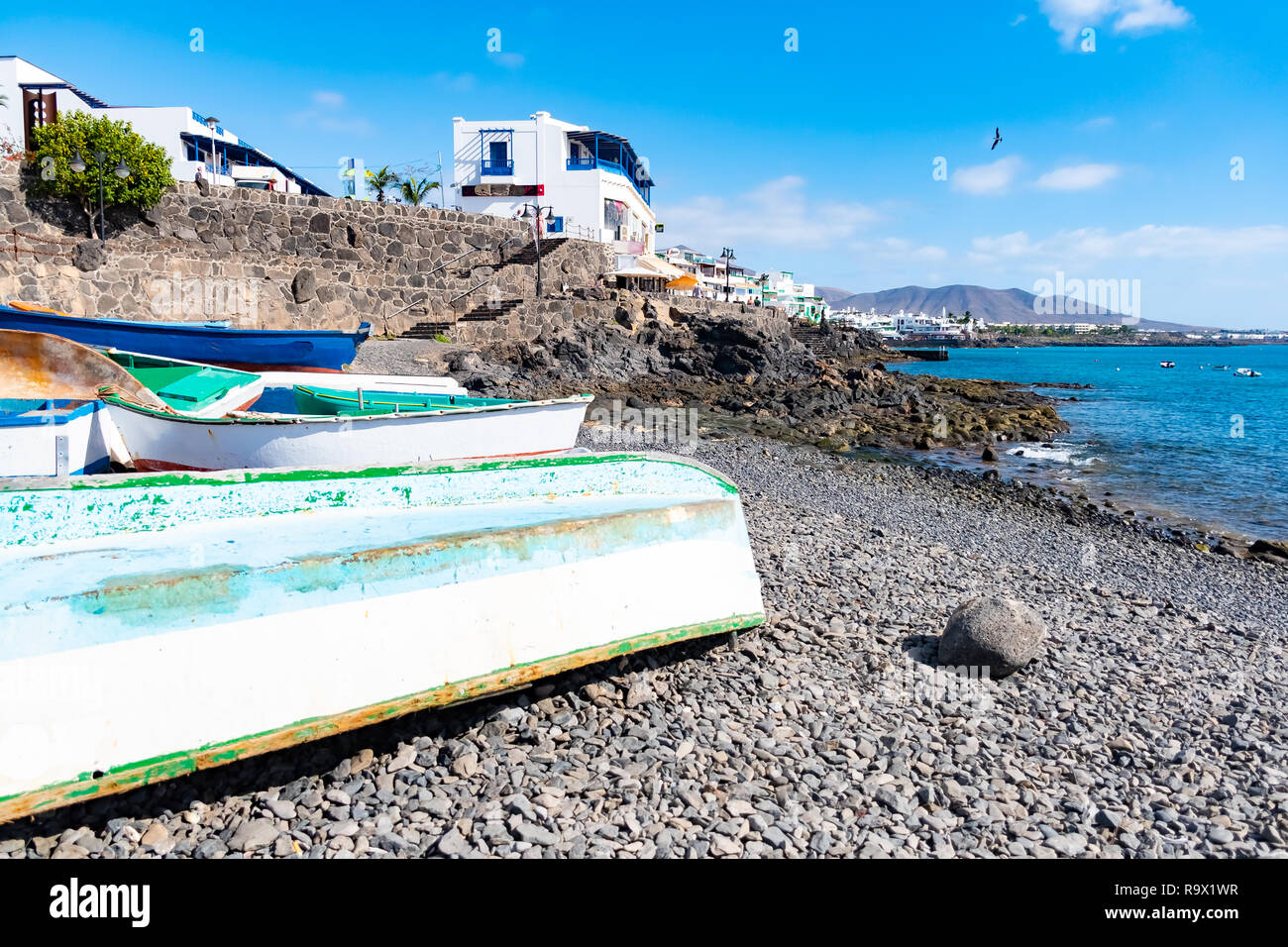 Schöne Landschaft mit bunten Boote im Hafen in Playa Blanca, Lanzarote, Kanarische Inseln, Spanien. Stockfoto